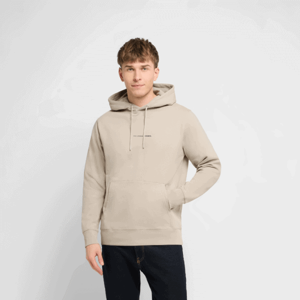 Alt-Text: Modernes Bild einer jungen Person in Hoodie vor weißem Hintergrund bei Christus Kirche Ratingen.