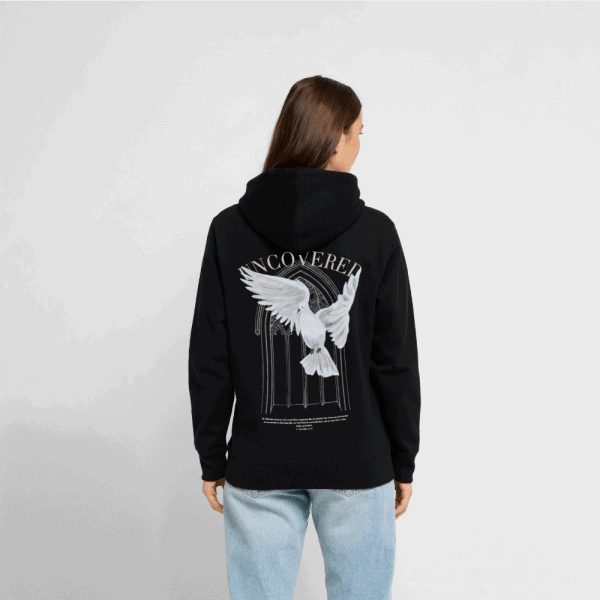 Hoodie mit Flügel-Design und engelhaften Details, ideal für christliche Mode und religiöse Anlässe.